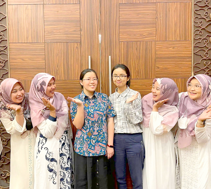 金門大學今年選送2名華語文學系的學生至印尼西爪哇省國際旅遊理工學院（PPPI）實習，主要教授華語文課程，並帶領PPPI學員認識華人傳統藝術的「吹墨梅花」和充滿吉祥意義的剪紙。（金門大學提供）