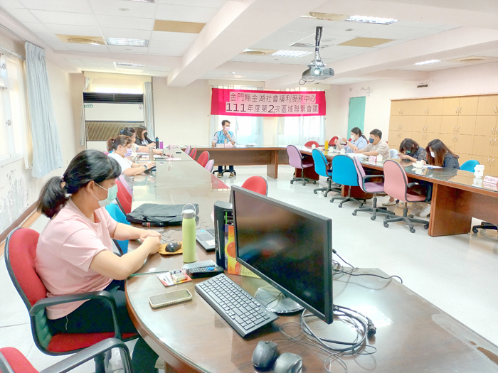 金門縣政府金湖社會福利服務中心於昨(28)日假金門縣衛生行政大樓三樓小會議室召開「111年第2次區域聯繫會議」,由社會處副處長李廣榮主持。(金湖社福中心提供)