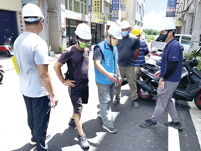 金城鎮長李誠智29日驗收已完工的「中興路200號至民生路口路面改善工程」。(陳冠霖攝)