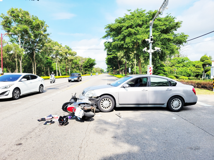 瓊林圓環附近發生一起自小客車與機車碰撞事故，相關肇事責任正由警方調查釐清中。（金湖分局提供）