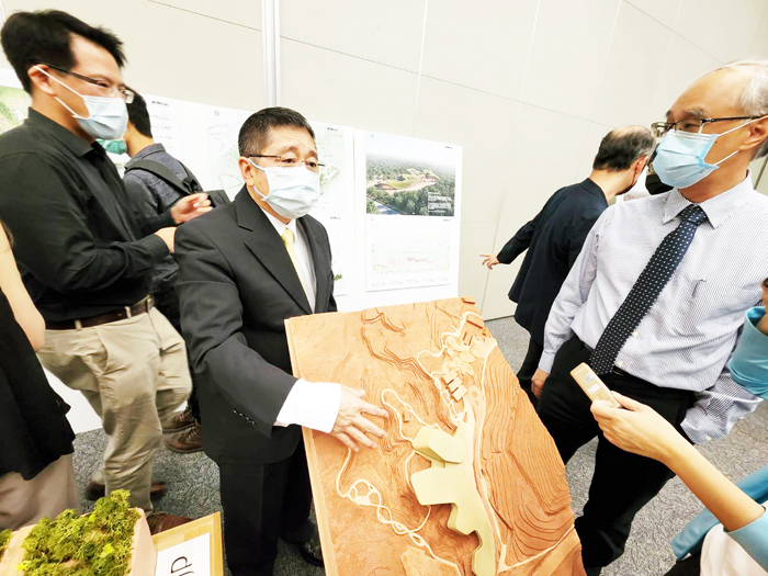 首獎建築師說明建築理念。(許峻魁攝)