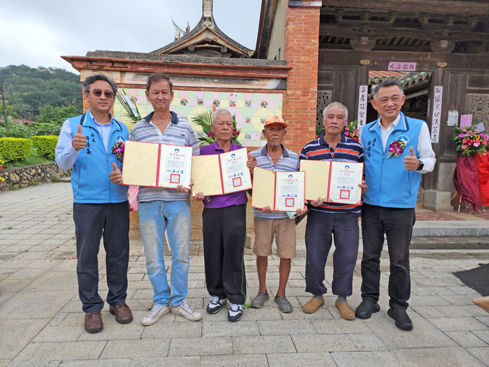 縣長頒發證書感謝參與修復工程施作的匠師們。（許峻魁攝）