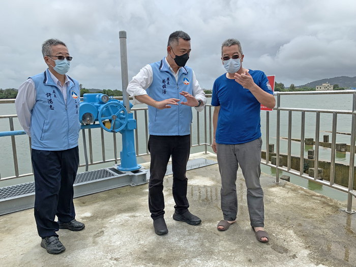 縣長楊鎮浯於今日一早率縣府團隊等一行人，前往視察地區降雨狀況與積水狀況。（林靈攝）