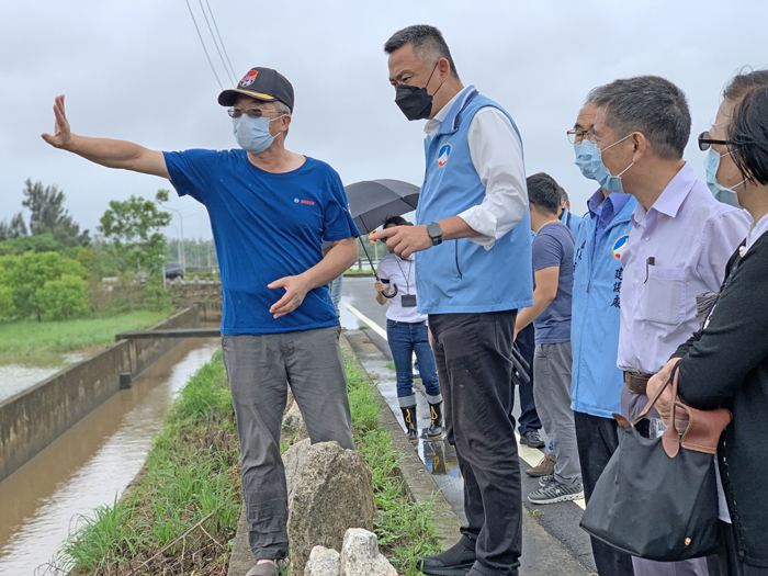 縣長楊鎮浯於今日一早率縣府團隊等一行人，前往視察地區降雨狀況與積水狀況。（林靈攝）