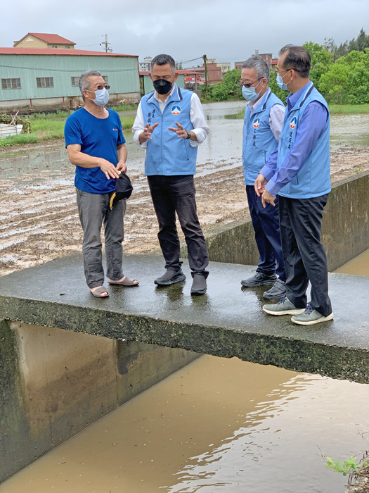 縣長楊鎮浯於今日一早率縣府團隊等一行人，前往視察地區降雨狀況與積水狀況。（林靈攝）