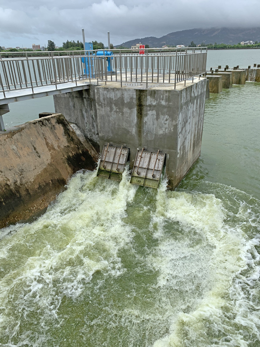 縣長楊鎮浯於今日一早率縣府團隊等一行人，前往視察地區降雨狀況與積水狀況。（林靈攝）