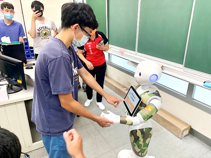 金門大學逐年強化人工智慧(AI)、擴增實境(AR)與虛擬實境(VR)等專業領域,並厚植程式設計開發與應用基礎內涵,藉以投入學界能量深耕在地,培育新世代智慧人才。(金門大學提供)