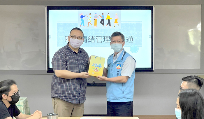 縣府人事處辦理「職場情緒管理與溝通」研習,人事處處長錢忠直到場致詞,並代表縣府致贈紀念酒給講師若竹心理諮商所所長孔守謙。(陳麗妤攝)
