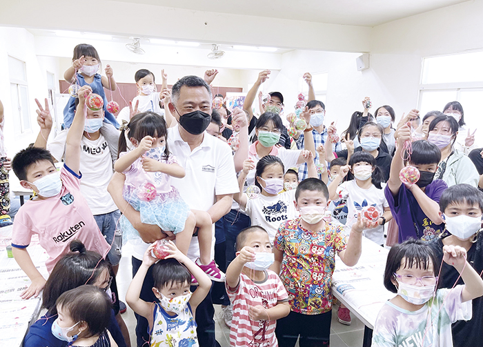 縣長楊鎮浯出席「時空膠囊」共創體驗坊,讚嘆參與活動的鄉親們創意十足。(林靈攝)