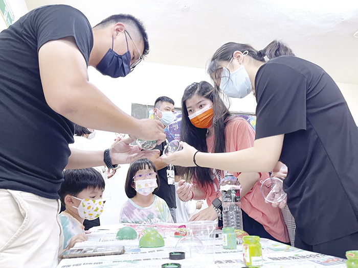 縣長楊鎮浯出席「時空膠囊」共創體驗坊,讚嘆參與活動的鄉親們創意十足。(林靈攝)