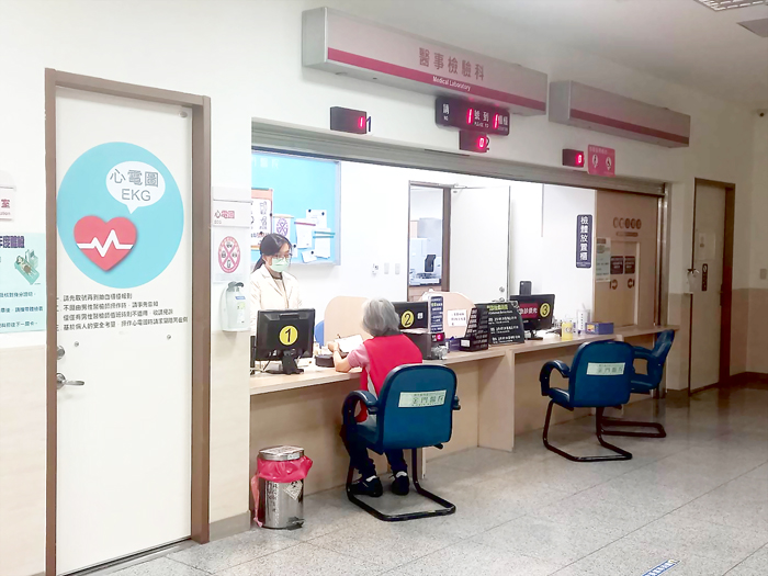 地區獎勵考上國內醫療相關學系學生，111學年度培育醫學檢驗暨生物技術學系1名，自8月1日起開始報名。（衛生局提供）