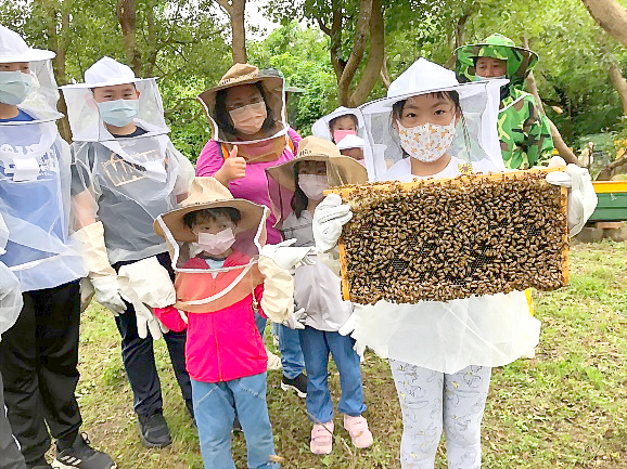 金門植物園有森意友善環境系列講座及1場環境教育主題課程，內容豐富多元又有趣。圖為學員參觀古崗蜂場情形。（林務所提供）