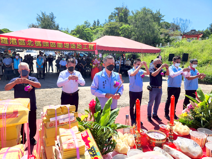 料羅港區北碼頭區圍堤造地工程動土，由縣長楊鎮浯主持祈福儀式。（許峻魁攝）