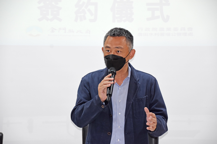 楊鎮浯表示,早年因為戰地政務的限制,讓金門的農田沒能像台灣那般有完整的水利規劃與布建,一直以來金門的田都是「看天田」。(翁維智攝)