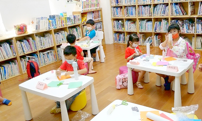 金沙鎮「111年暑期幼童閱讀夏令營」,22位鎮轄將升讀小一學童分兩班,展開注音、閱讀、體能、才藝、閱讀以及戶外生態及民俗建築走讀和閩南語學習等,內容相當豐富精彩。
(金沙圖書館提供)