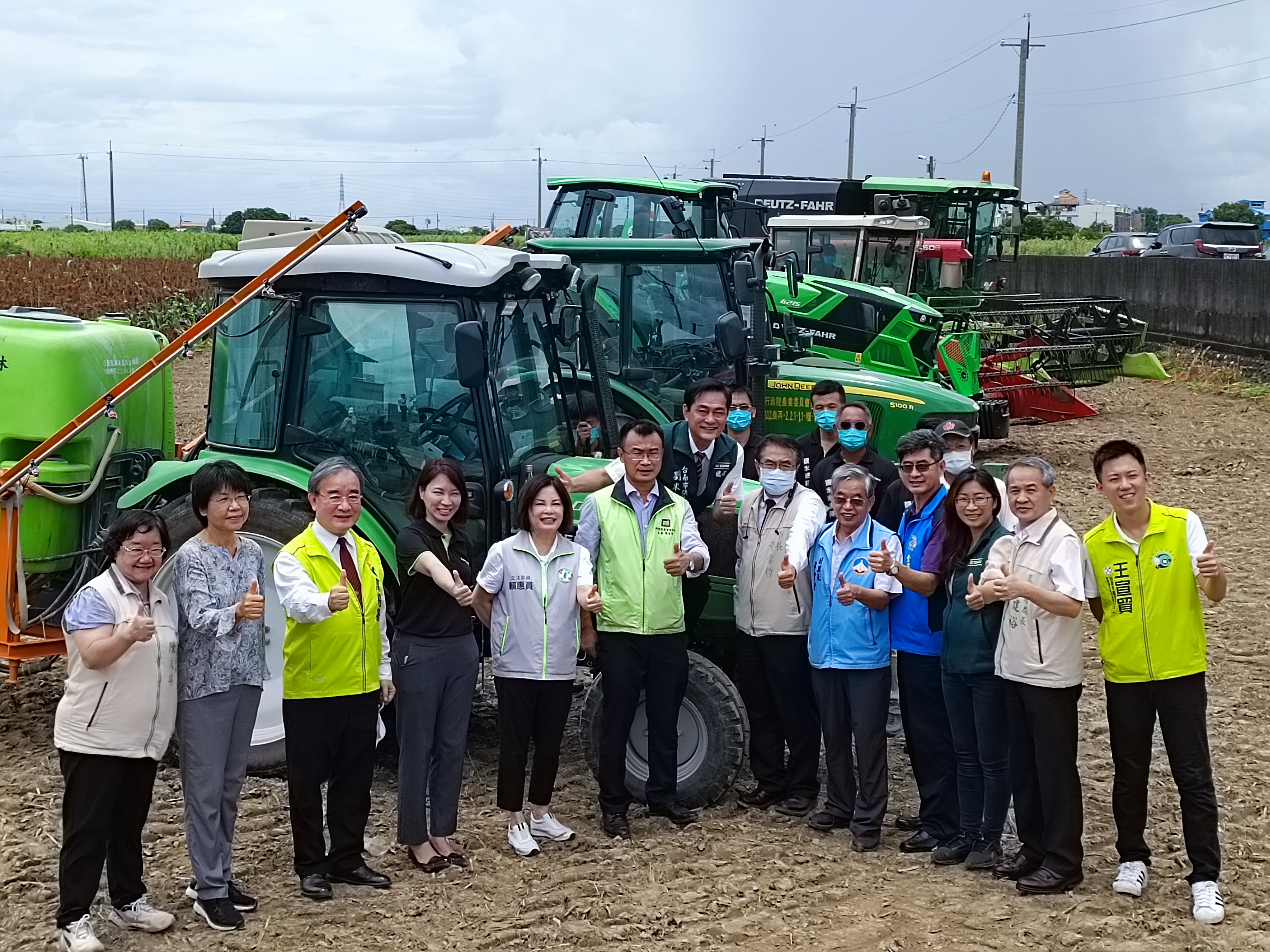 台南鹽水區農會成立機耕隊，未來高粱種植將採機械化生產。（縣府提供）