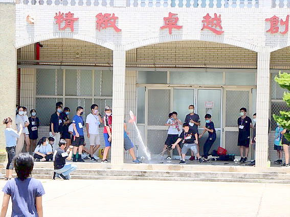 國立成功大學師資培育中心師生辦理史懷哲精神教育服務營隊,今年以「走讀金門‧培力連城」為主題,前往金城國中、烈嶼國中、金門高中為學生服務。(洪素蘋提供)