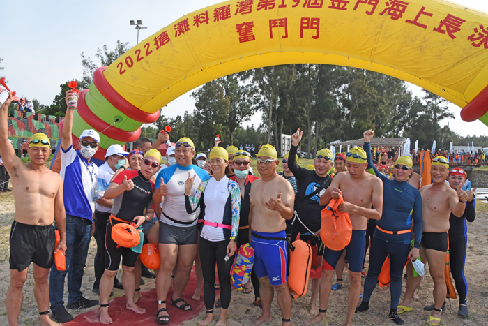 參與海泳的台金泳客在鳴笛聲中分梯下水。(翁維智攝)