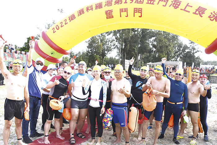 台金泳客在鳴笛聲中分梯下水。(翁維智攝)