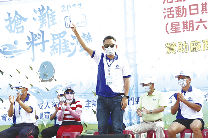 縣長楊鎮浯為近千名泳客加油打氣。(翁維智攝)