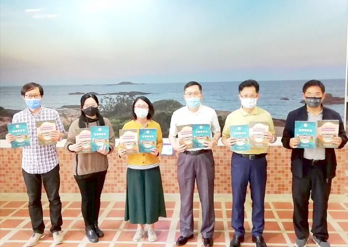 金門大學海洋與邊境管理學系、海洋事務中心日前出版《金僑群英傳》，詳細描繪海外金門人的奮鬥歷程。（金門大學提供）