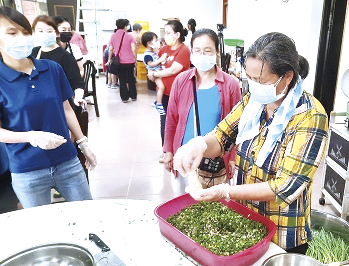 農試所辦理蔥油餅加工體驗活動,吸引近60位民眾參與,親子、同事或好友相約同行,共度美好假日時光。(陳麗妤攝、農試所提供)