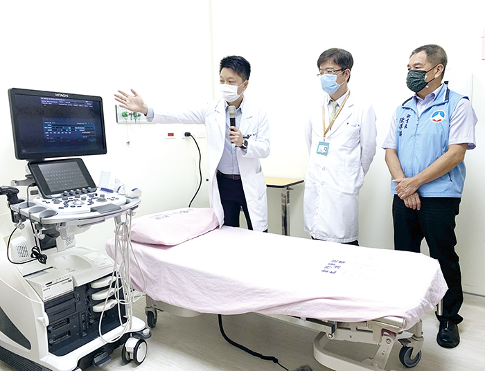金門醫院說明內視鏡中心的鏡檢設施。(林靈攝)