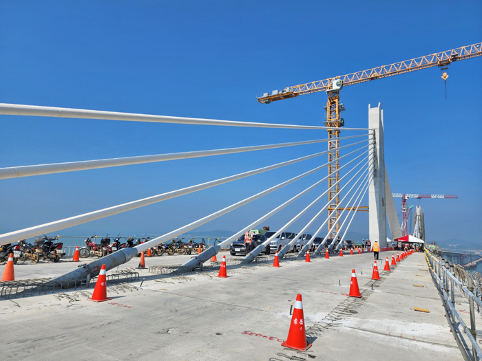 金門大橋全數結塊正式合龍，後續工程完成後，預計10月中旬通車。（許峻魁攝）