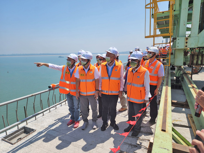 以步行方式走過大橋,象徵金門交通進入新里程碑。(許峻魁攝)