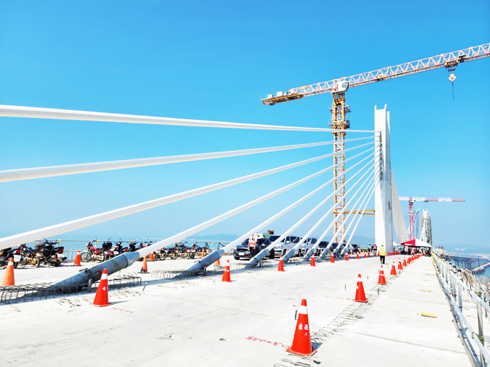 金門大橋全數節塊正式合龍，後續工程完成後，預計10月中旬通車。（許峻魁攝）