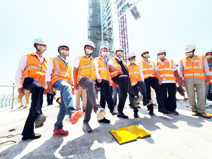 立委洪孟楷、交通部長王國材、縣長楊鎮浯、立委陳雪生、議長洪允典（左二至左六）俏皮的舉起腳步，象徵金門大橋跨出新頁。（許峻魁攝）