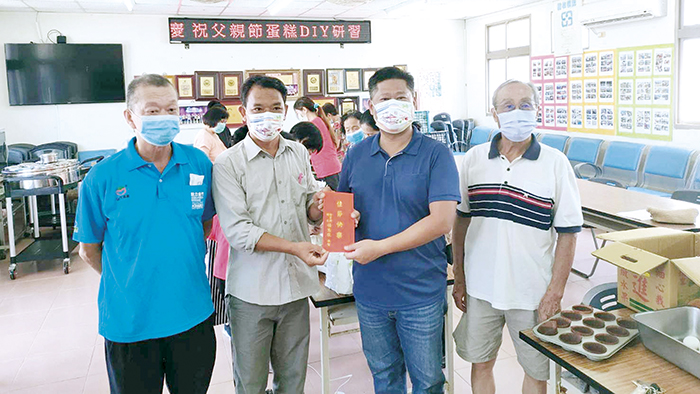 榜林社區舉辦慶祝父親節蛋糕DIY活動,鄉長楊忠俊前往參加。(金寧鄉公所提供)
