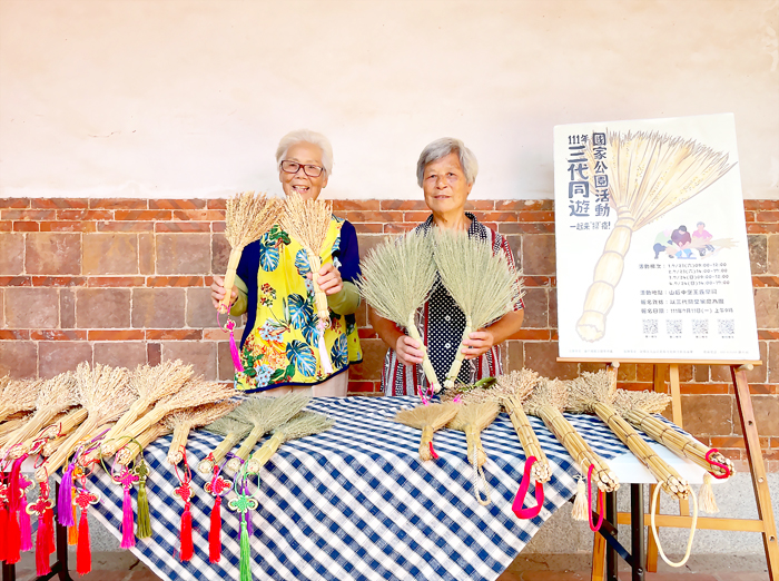 金門國家公園管理處邀請民眾學習編製傳統掃把。（金管處提供）