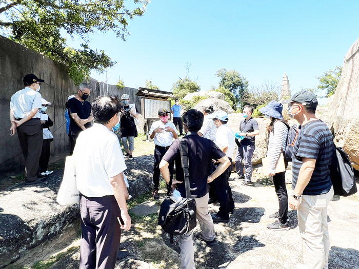 文資委員來金召開國定古蹟「文台寶塔暨虛江嘯臥」補充指定理由與古蹟本體及所定著土地範圍確認案專案小組現勘會議。（金門縣文化局提供）