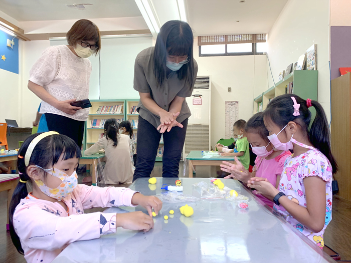 金湖鎮公所與金湖鎮圖書館策辦「繪本故事說演」，帶領親子共讀同樂。（林靈攝）