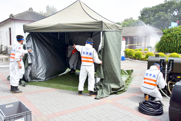 國軍化學兵搭設除汙帳篷。(陳冠霖攝)