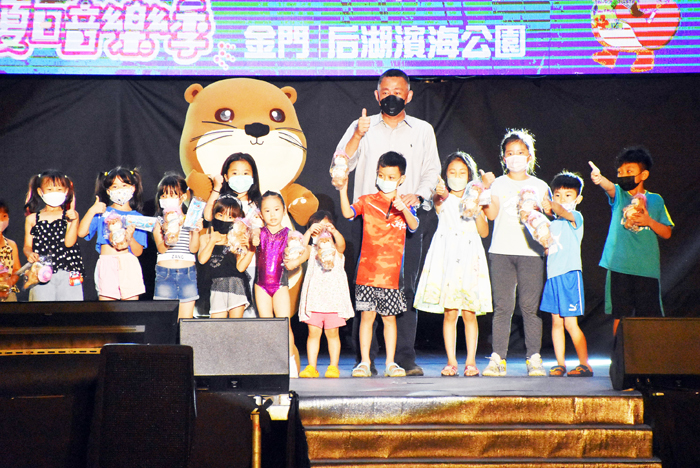 金門夏日音樂季昨晚開幕，縣長楊鎮浯與小朋友同樂。（陳冠霖攝）
