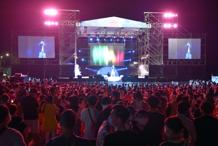 金門夏日音樂季昨晚開幕，后湖海灘人山人海。（陳冠霖攝）