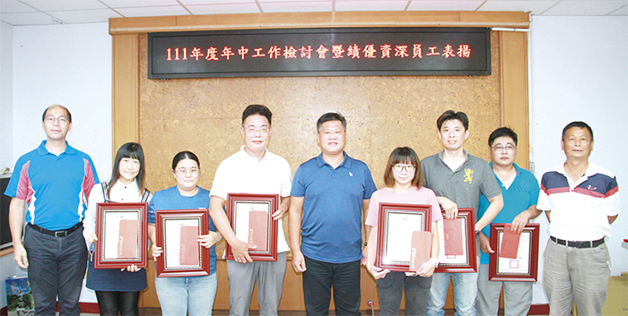 金寧鄉公所表揚多位績優人員、資深員工。（金寧鄉公所提供）