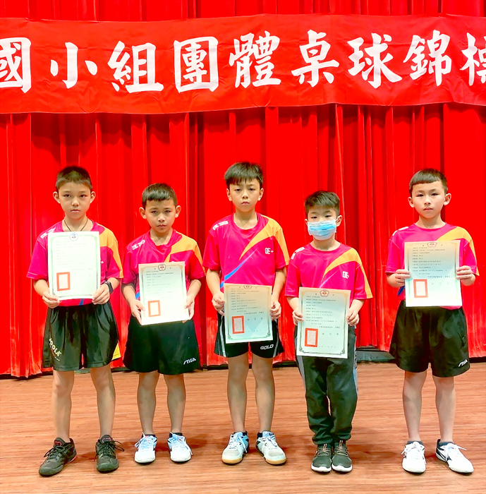 何浦國小桌球隊榮獲「111年自由盃全國桌球錦標賽國小10歲團體組」第五名,圖左至右分別是,戴啟宥、陳宥辰、張又傑、廖允恩、陳佑恩。(何浦國小提供)