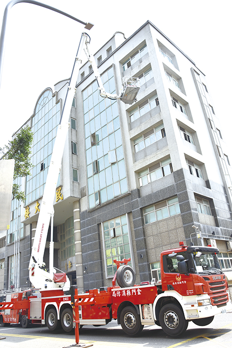 萬安45號演習昨日下午展開。演習指揮官陳祥麟秘書長與統裁部副統裁官羅籝洋少將、金門防衛指揮部參謀長黃忠實少將、民防總隊副總隊長蔡水游等人視導演練。(莊煥寧攝)