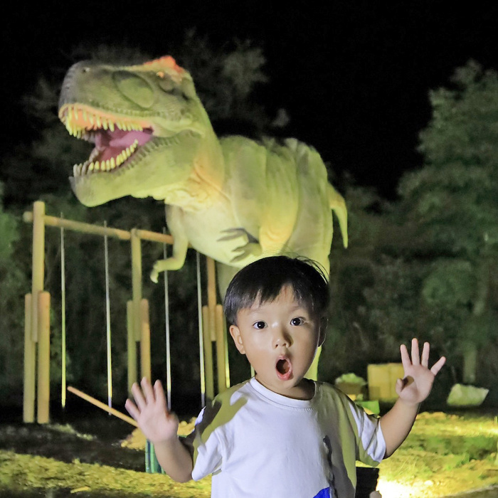栩栩如生的恐龍世界讓小朋友覺得驚奇又好玩。（縣府觀光處提供）