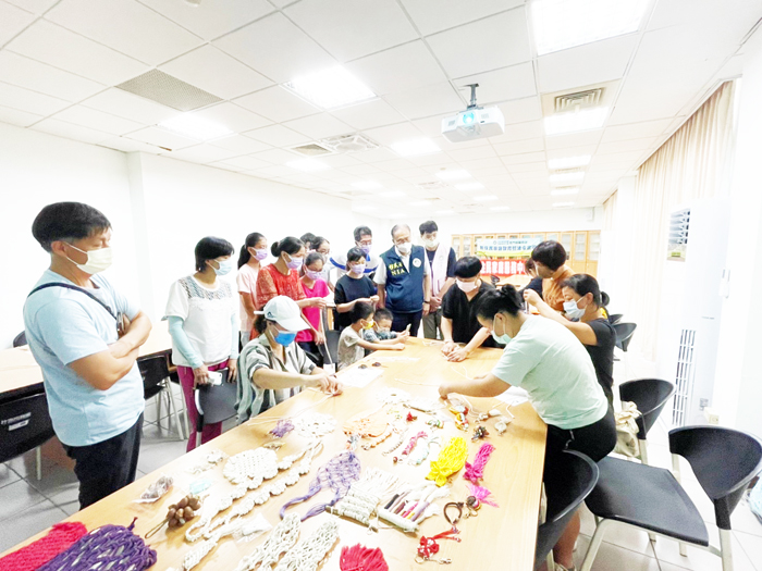移民署南區事務大隊金門縣服務站與金門縣新住民家庭服務中心合作,邀請新住民家庭參與「編織手繩」活動。(移民署南區事務大隊金門縣服務站提供)
