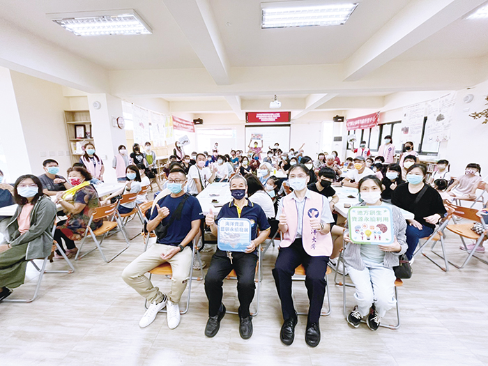 「藻到新契機永續利用工作坊」昨在向陽吉第社區活動中心熱鬧展開,有90位大小朋友到場共襄盛舉,現場也有許多人對DIY課程表示非常有趣,驚嘆海藻還可以變成這樣精緻的商品。(向陽吉第社區發展協會提供)