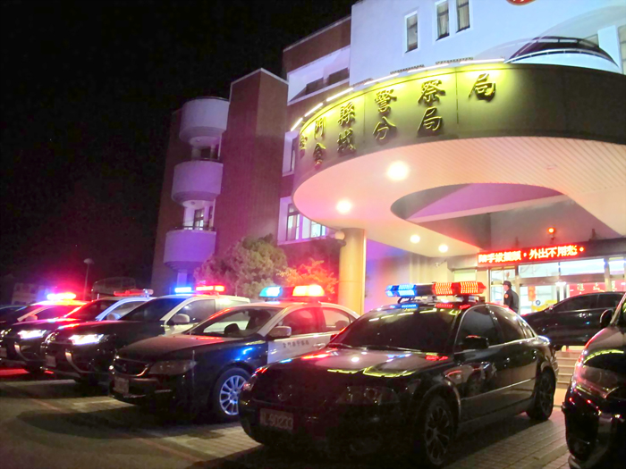 縣警局金城分局配合全國性同步執行擴大臨檢勤務,特別針對青少年易飆車地點與聚集場所全面強力臨檢。(莊煥寧攝)