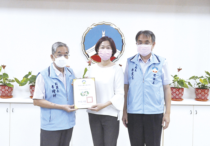 得到銅級認證的金湖鎮新市里,並給予表揚及肯定。(楊水詠攝)