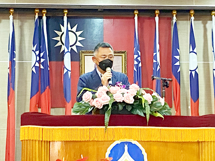 金門縣政府所屬學校原新任校長聯合佈達交接典禮,縣長楊鎮浯期許大家攜手走對的路,用年輕的心、進取的心和一顆永遠向前走的心,讓金門在有序的發展中,造就永續的金門。(翁維智攝)