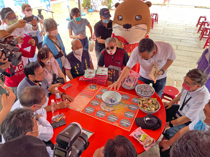縣長楊鎮浯等來賓現場試玩博狀元。(陳冠霖攝)