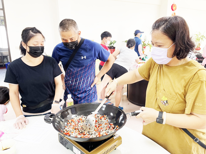 農試所辦理「豆鼓丁香辣椒製作」體驗，與會民眾分組，動手準備食材、拌炒、冷卻、裝罐等，完成作品，現場令人垂涎欲滴，民眾收穫滿滿，等不及要帶回家大快朵頤。（陳麗妤攝）
