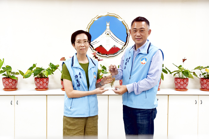 行政處長許慧婷將本縣榮獲的中央獎項呈獻給楊鎮浯縣長。(翁維智攝)
